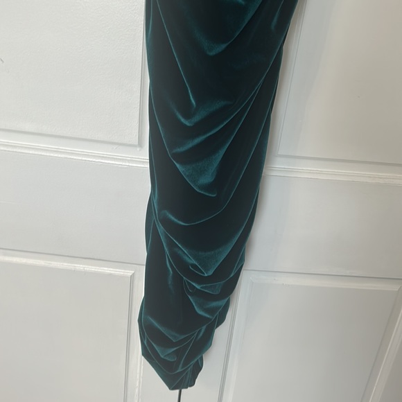 missguided green velvet off the shoulder dress NWT - Picture 5 of 8